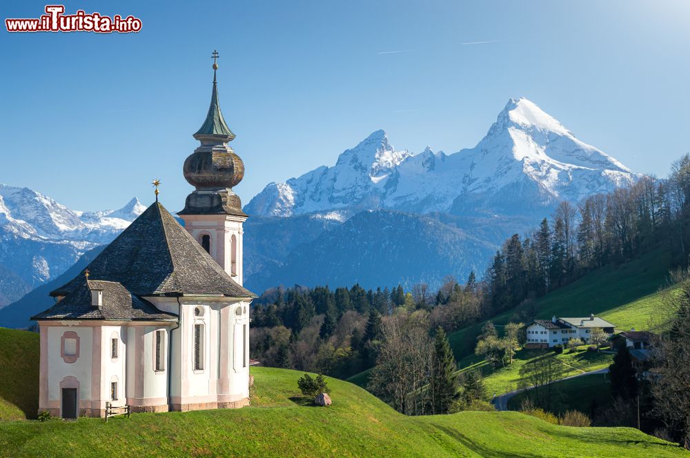 Immagine Panorama dei monti Watzmann innevati con la storica chiesa di Santa Maria Gern in primavera,  Berchtesgaden National Park (Germania). 