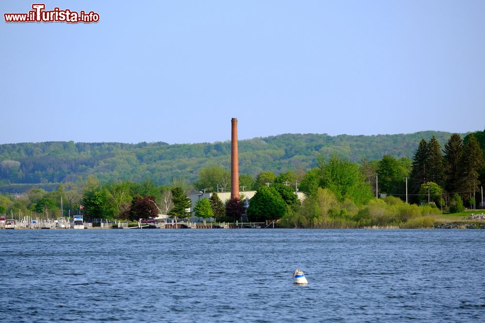 Immagine Panorama del Betsie Lake a Frankfort, Michigan, Stati Uniti d'America. E' un luogo ideale per le famiglie in cui pescare e rilassarsi all'ombra della vegetazione.