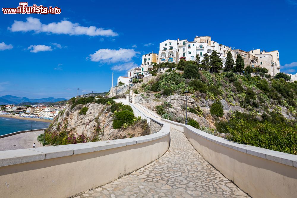 Immagine Panorama del borgo bianco di Sperlonga sulla costa del Lazio