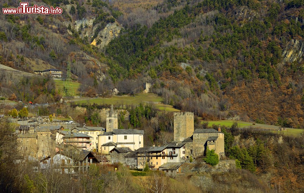 Immagine Panorama del borgo di Avise nei pressi di Aosta, Valle d'Aosta. Nell'immagine, la chiesa di San Brizio e il castello Blonay, uno dei tre presenti nel territorio del Comune.