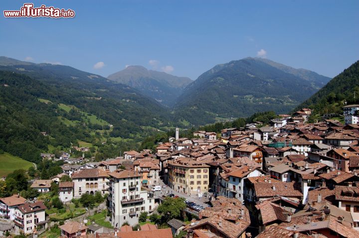 Immagine Il vasto panorama del borgo di Bagolino in Lombardia - © Franco Volpato / Shutterstock.com