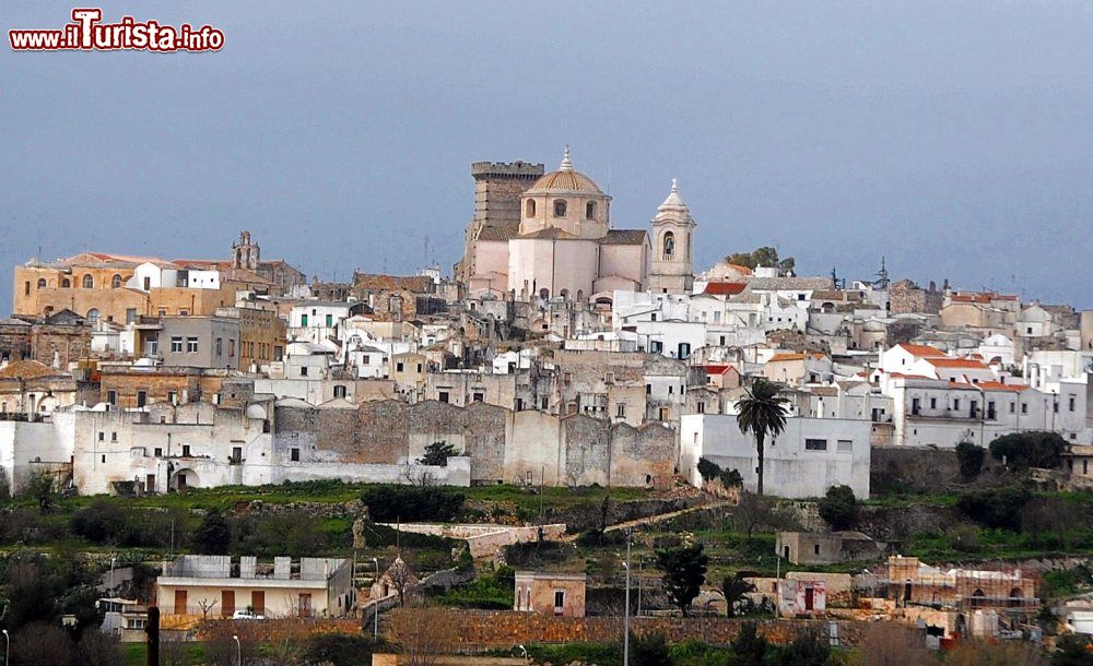 Immagine Panorama del borgo di Ceglie Messapica in Salento, Puglia  Decrescenzo2003 - Giovanni De Crescenzo, Pubblico dominio, Collegamento