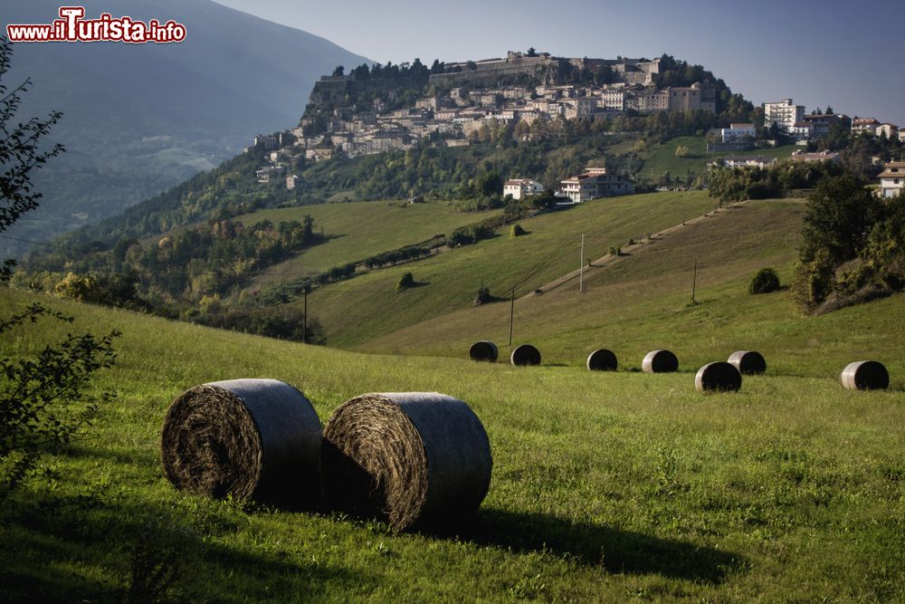 Immagine Panorama del borgo di Civitella del Tronto nel nord dell'Abruzzo.