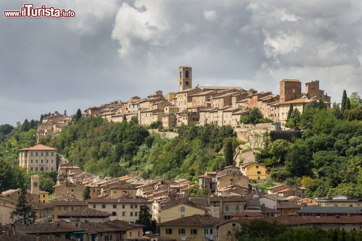 Immagine Panorama del borgo di Colle di Val d'Elsa, provincia di Siena, Toscana. Questo Comune è il più importante centro italiano per la produzione di cristallo - © 160320845 / Shutterstock.com