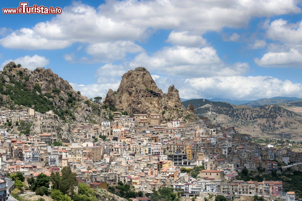Immagine Panorama del borgo di Gagliano Castelferrato in Sicilia