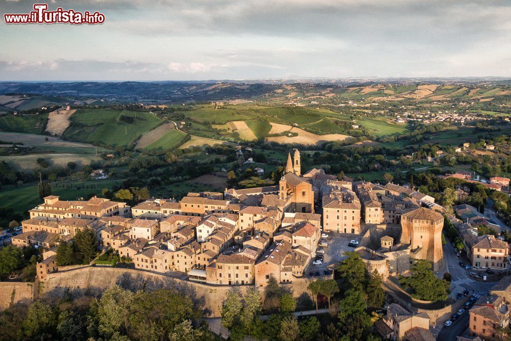 Immagine Panorama del borgo di Mondavio nelle Marche. Fra i borghi più belli d'Italia, Mondavio permette di fare un tuffo nel passato fra duchi e duchesse in perfetto stile rinascimentale.