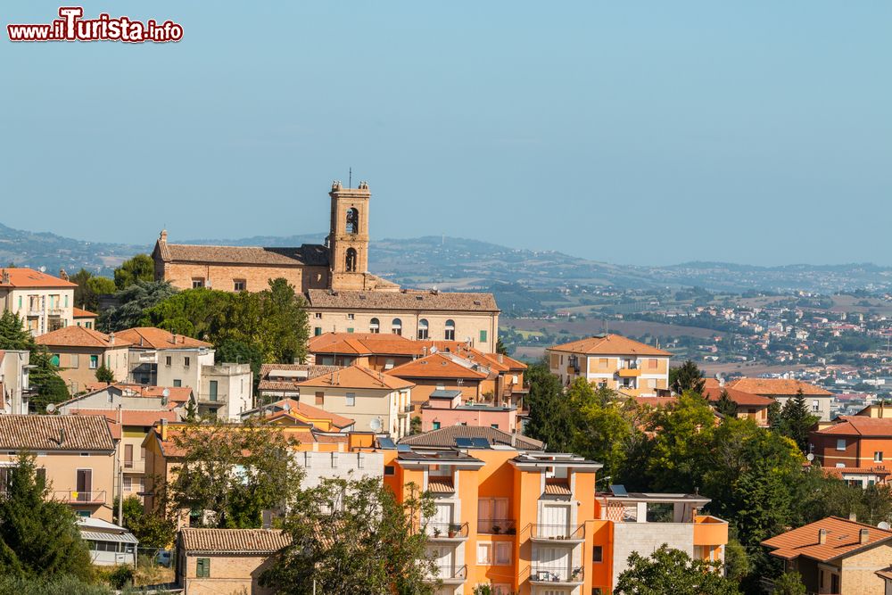 Immagine Panorama del borgo di Recanati, Marche. La città sorge in una posizione strategica, fra costa e entroterra, al centro delle Marche.