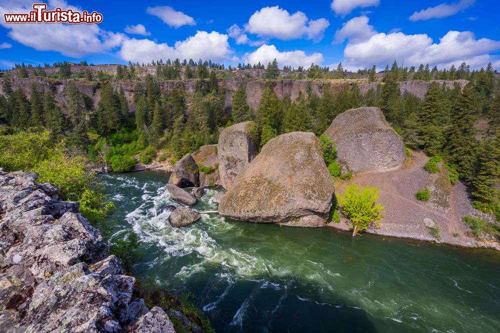Immagine Panorama del Bowl and Pitcher Trail a Spokane, Washington, Stati Uniti d'America. In questo posto meraviglioso si possono fare passeggiate nella natura su percorsi accessibili a tutti.