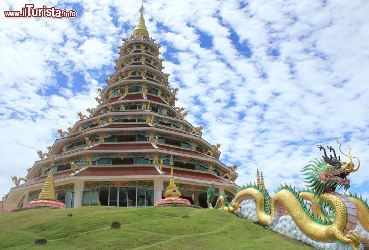 Immagine Panorama del Buddha Relics Temple a nord di Chiang Rai, Thailandia - © wichai Deewong / Shutterstock.com