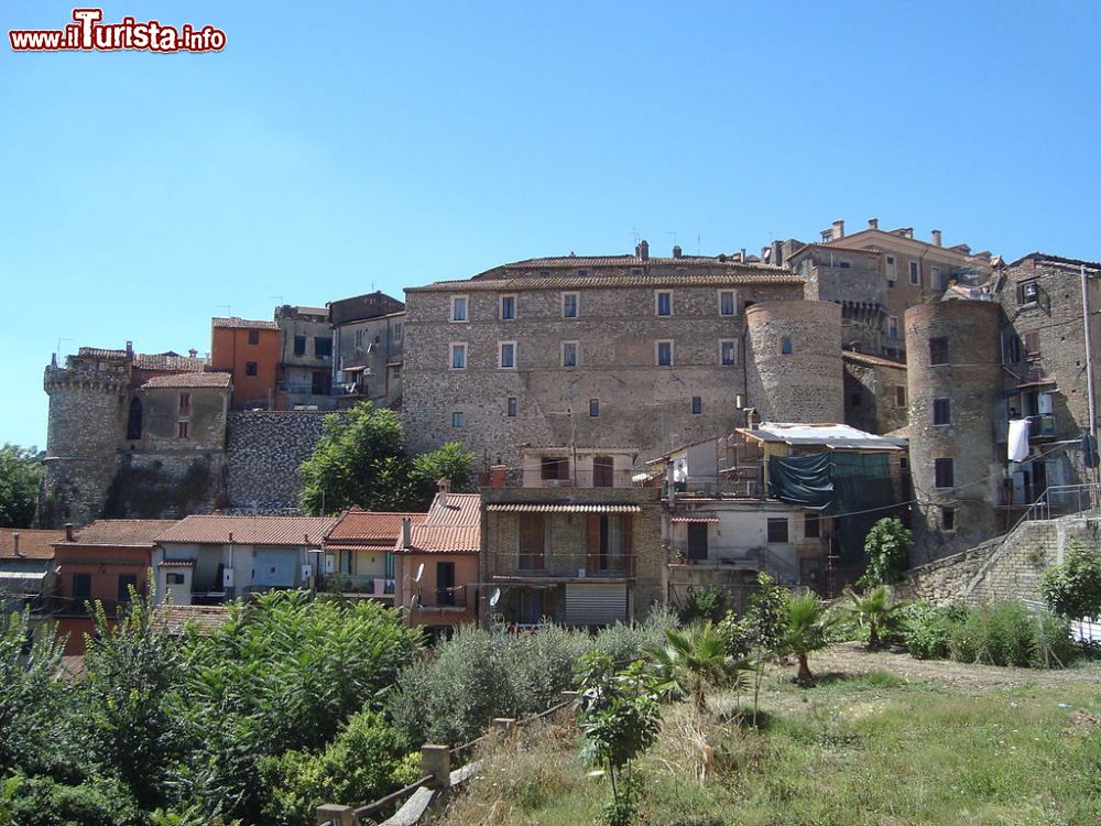 Immagine Panorama del Castello di Mentana a nord di Roma, regione Lazio - © LPLT, CC BY-SA 3.0, Wikipedia