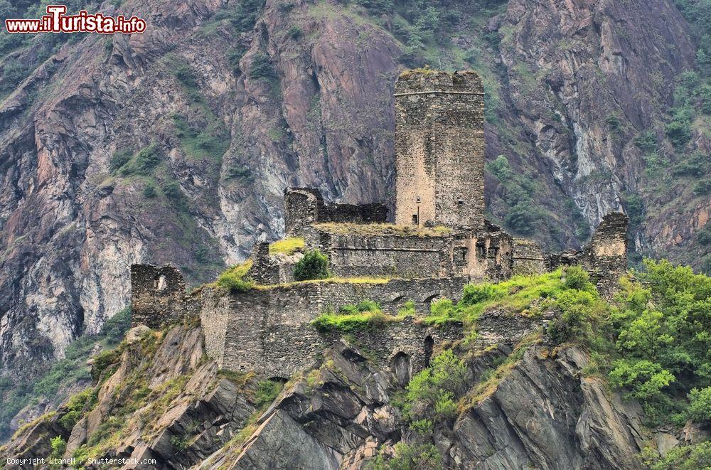 Immagine Panorama del castello di Montjovet, Valle d'Aosta. Del suo aspetto originario rimangono poche tracce e non si conosce con certezza neppure la sua data di costruzione  - © LianeM / Shutterstock.com