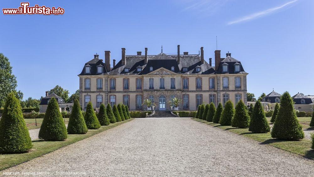 Immagine Panorama del castello e dei giardini di La Motte-Tilly, Francia. Dal 1946 è monumento storico francese - © Isogood_patrick / Shutterstock.com