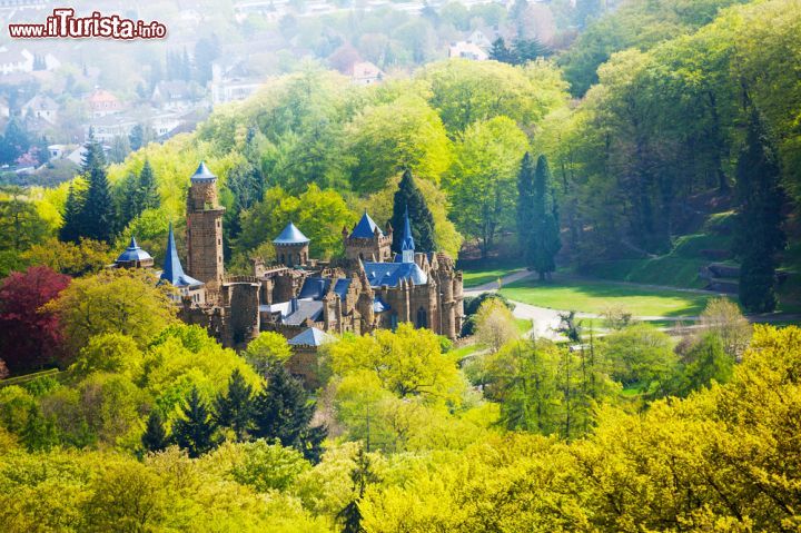 Immagine Panorama sul Castello dei Leoni a Kassel, Germania - Una bella immagine dall'alto sul maniero medievale di Kassel, città tedesca adagiata sul fiume Fulda © Sergey Novikov / Shutterstock.com
