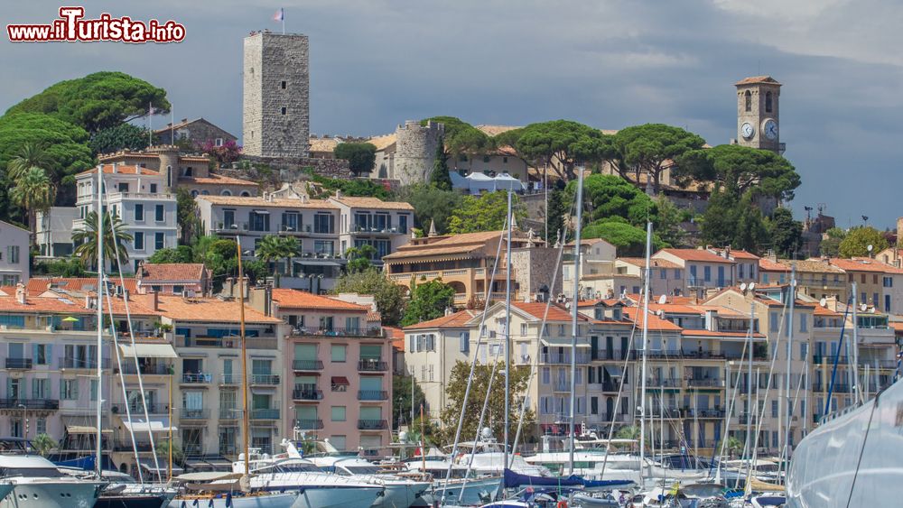 Immagine Panorama del castello medievale di Cannes con il porto e gli yacht ormeggiati, Francia. La costruzione della fortezza iniziò attorno al 1035: da quel momento la cittadina prese il nome di Cannes.