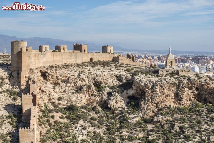 Immagine Panorama del castello moresco e delle mura di Jayran dalla fortezza di Alcazaba, Spagna. La città deve il suo nome dall'arabo al-Miriya (specchio) o da al-Meraya (torre di osservazione)