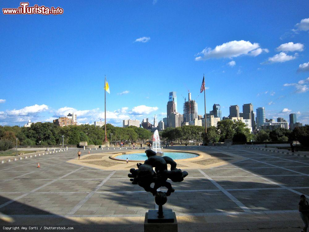 Immagine Panorama del centro città dalle scale del Museo di Arte di Philadelphia, Pennsylvania (USA). In primo piano, la scultura di Jacques Lipchitz che raffigura il titano Promoteo mentre strangola l'aquila - © Amy Corti / Shutterstock.com