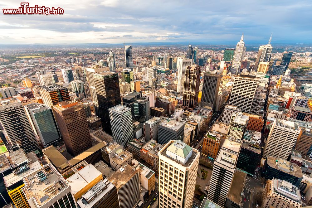 Immagine Panorama del centro città di Melbourne dall'alto con grattacieli e palazzi commerciali, stato di Victoria (Melbourne).