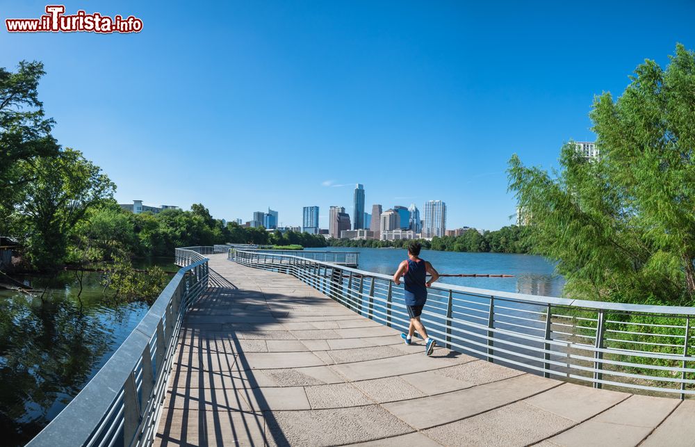 Immagine Panorama del centro di Austin (Texas) dal lungofiume Colorado: la passeggiata Ann and Roy Butler è percorsa a piedi o in bicicletta.
