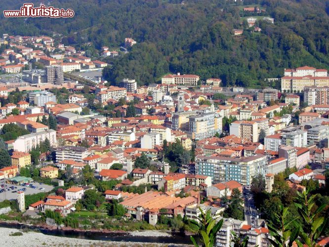 Immagine Il panorama del centro storico di Borgosesia in Piemonte - © Bergo Roberto - Wikipedia.