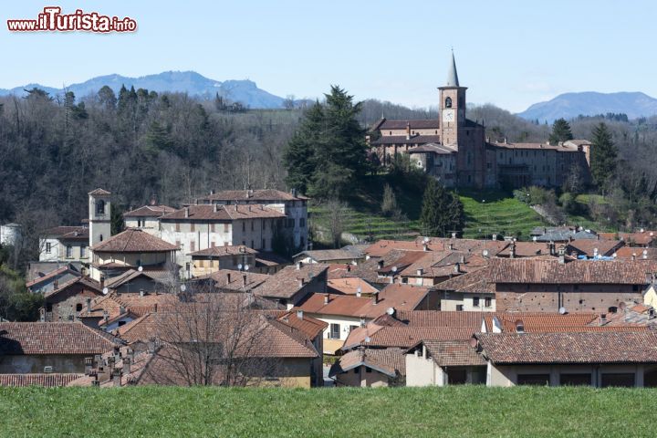 Immagine Panorama del centro di Castiglione Olona: in alto domina la chiesa dei Santi Stefano e Lorenzo- © Claudio Giovanni Colombo / Shutterstock.com