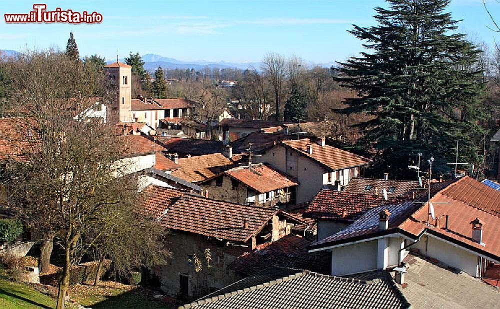 Immagine Panorama del centro di Comignago in Piemonte - © Alessandro Vecchi - CC BY-SA 3.0, Wikipedia