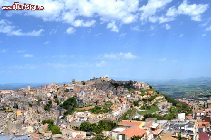 Immagine Enna: la città inespugnabile - la città di Enna, capoluogo di provincia siciliano, era chiamata così all'epoca dei romani per la sua incredibile posizione. La città è infatti ubicata su un cima della catena dei Monti Erei e per questo si aggiudica anche il titolo di "capoluogo di provincia più elevato d'Italia", nell'"ombelico" geografico della Sicilia.- © ciccino77 / Shutterstock.com