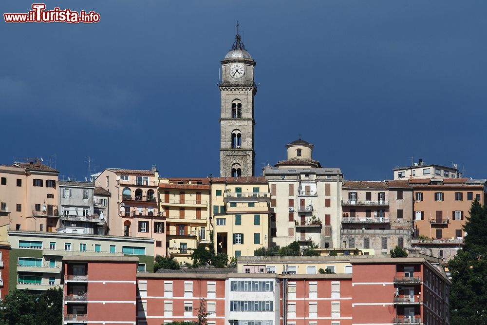 Immagine Panorama del centro di Frosinone nel Lazio, con la grande torre campanaria