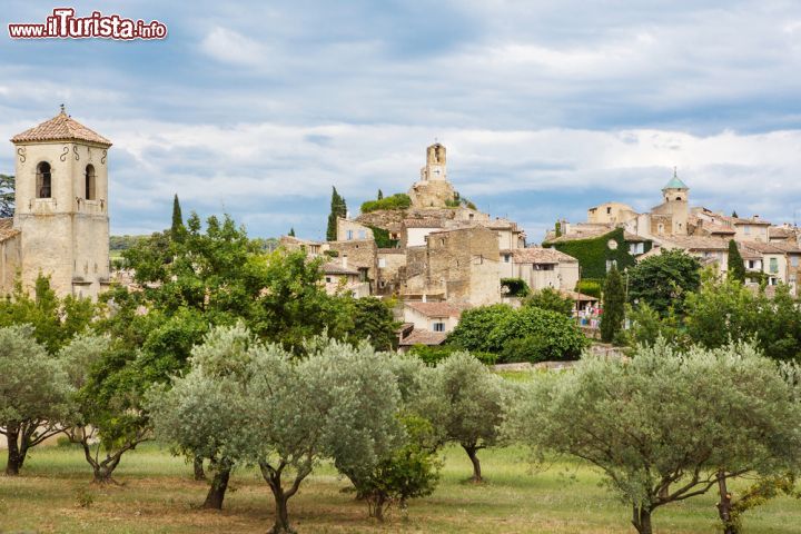 Immagine Fotografia del centro di Gordes, Francia - Dimenticato per anni dal turismo, questo borgo medievale arroccato su uno sperone è tornato alla ribalta grazie ad un film con Russel Crowe, Un'ottima annata, girato nella sua piazza © ISchmidt / Shutterstock.com