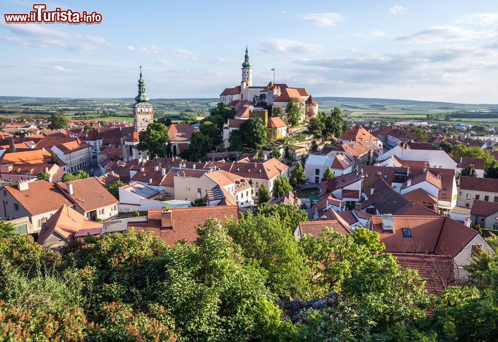 Immagine Panorama del centro di Mikulov dominato dal castello barocco (Repubblica Ceca)