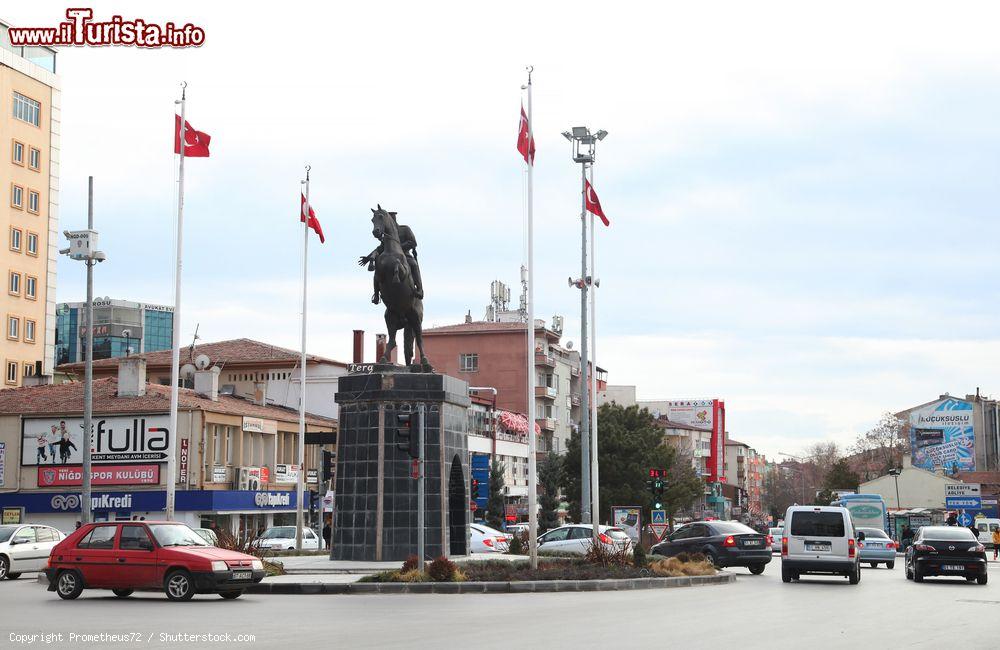 Immagine Panorama del centro di Nigde con la statua di Ataturk, Turchia. La cittadina si trova nella periferia meridionale della regione della Cappadocia. Sorge a 1216 metri sul livello del mare - © Prometheus72 / Shutterstock.com