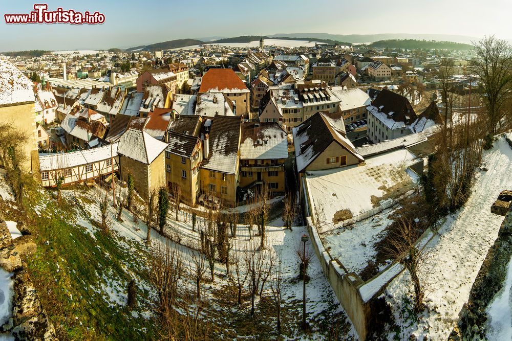 Immagine Panorama del centro di Porrentruy nel Canton Giura, dopo una nevicata in Svizzera