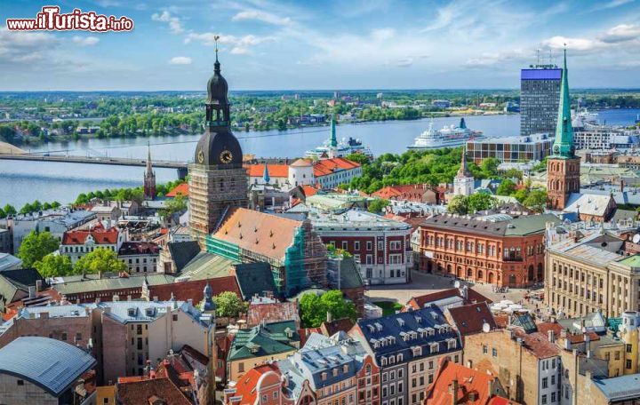Immagine Panorama del centro di Riga dalla chiesa di San Pietro, Lettonia. Affacciata sul Mar Baltico alla foce del fiume Daugava, questa bella città, grazie ai suoi musei e alle sale da concerto, è considerata un polo culturale - © f9photos / Shutterstock.com