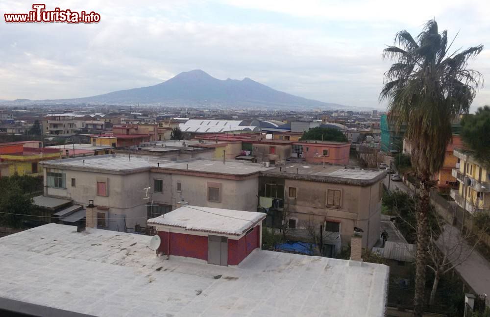 Immagine Panorama del centro di Sant'Antonio Abate e il Vesuvio sullo sfondo - © Emmanuele99, Wikipedia