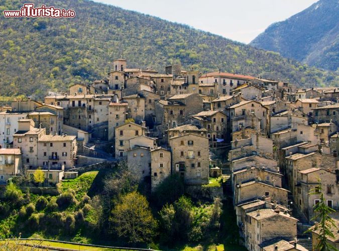 Immagine Il panorama del centro di Scanno in Abruzzo - © Buffy1982 / Shutterstock.com