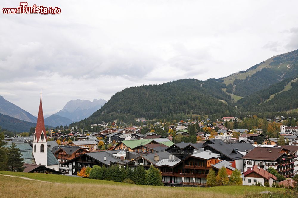 Immagine Panorama del centro di Seefeld in Tirolo, Austria. Siamo in Autunno