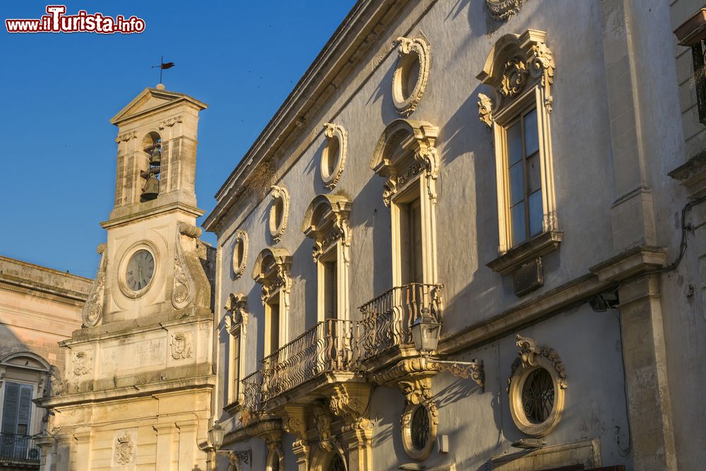 Immagine Panorama del centro storico di Galatina, Salento, Puglia. Splendida località della provincia di Lecce, Galatina è caratterizzata da un nucleo originario dell'abitato costituito da un agglomerato di case poste su un banco di argilla nei pressi di una falda acquifera.