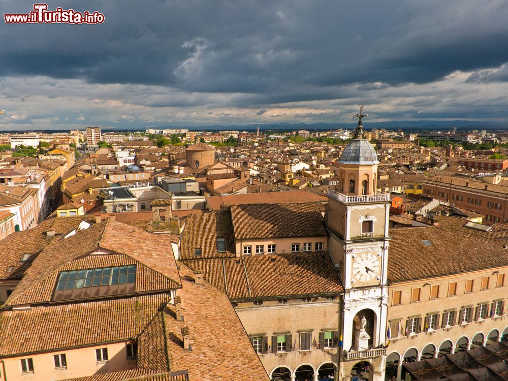 Immagine Panorama del centro storico di Modena fotografato dalla Ghirlandina, in primo piano il Palazzo del Comune