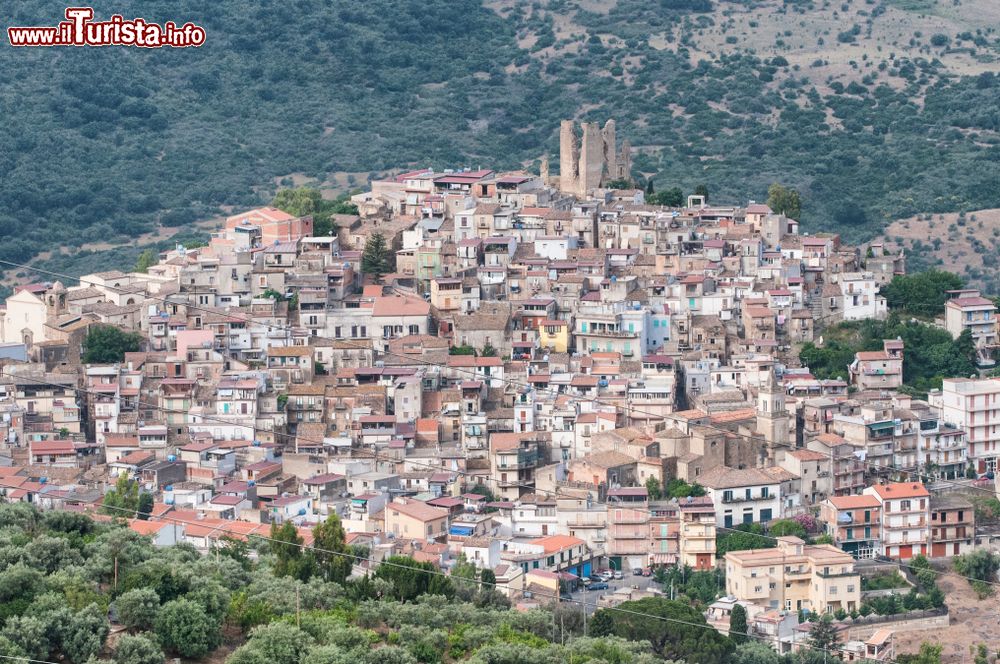 Immagine Panorama del centro storico di Pettineo tra i monti Nebrodi in Sicilia