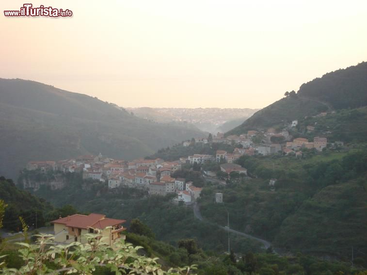 Immagine Panorama del centro storico di Tortora in Calabria - © Francesco Stuppello - Wikipedia