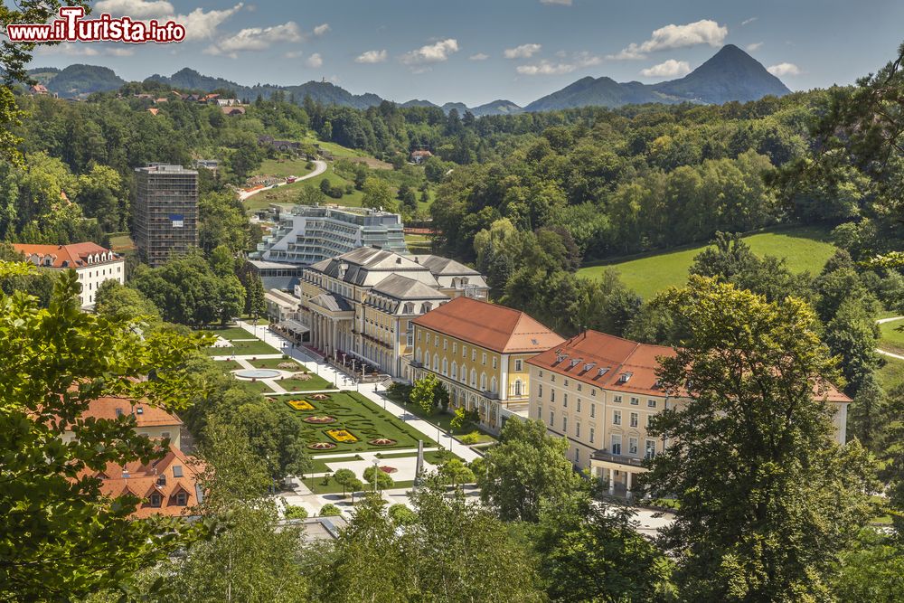 Immagine Panorama del complesso termale di Rogaska Slatina in Slovenia: sullo sfondo la montagna Donacka gora.