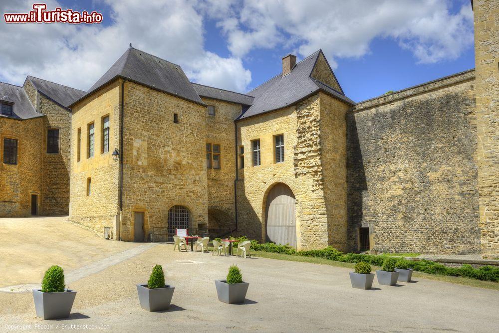 Immagine Panorama del cortile del castello di Sedan, Francia: si tratta del più grande castello medievale fortificato d'Europa - © Pecold / Shutterstock.com