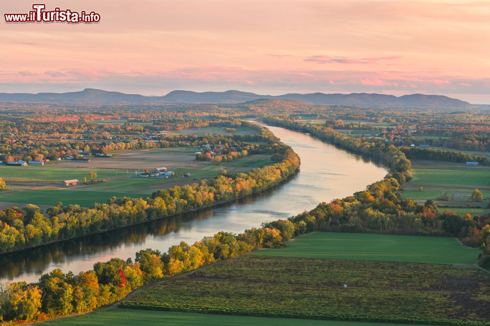 Immagine Panorama del fiume Connecticut dal monte Sugarloaf al tramonto (USA).