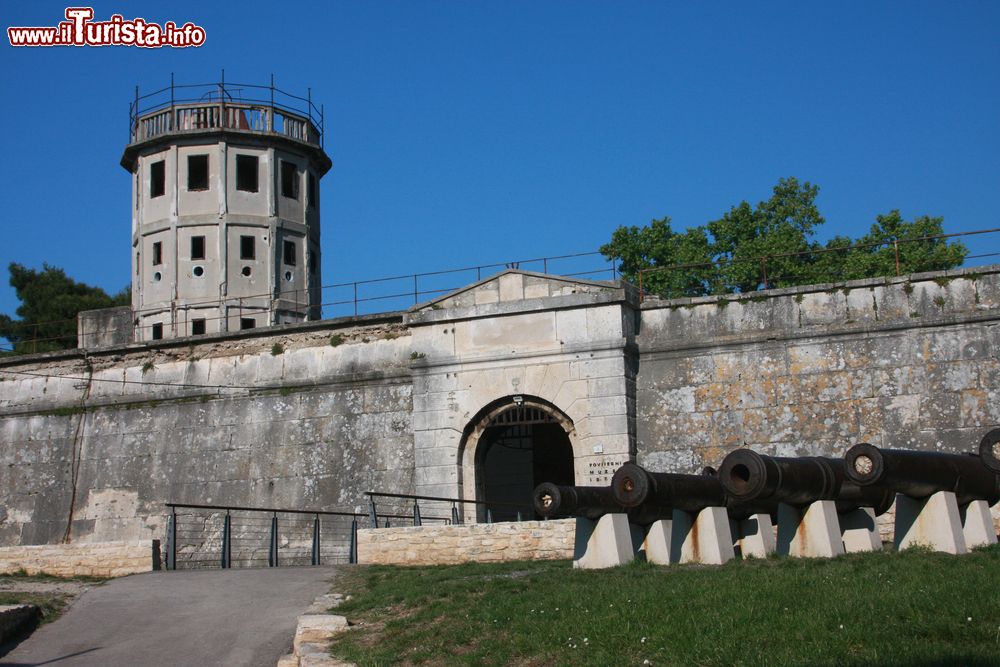 Immagine Panorama del forte di Pola, Croazia. Questa fortificazione veneziana in stile barocco venne edificata sui resti di un edificio romano (castrum). A progettarlo e occuparsi della sua progettazione fra il 1630 e il 1633 fu l'ingegnere militare francese De Ville.