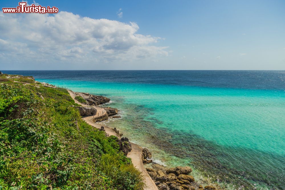 Immagine Panorama del Garrafon Natural Reef Park sull'Isla Mujeres, Messico. Il parco si trova all'estremità meridionale dell'isola: è famoso in tutto il mondo per le sue straordinarie scogliere che si tuffano nelle acque turchesi del Mar dei Caraibi.