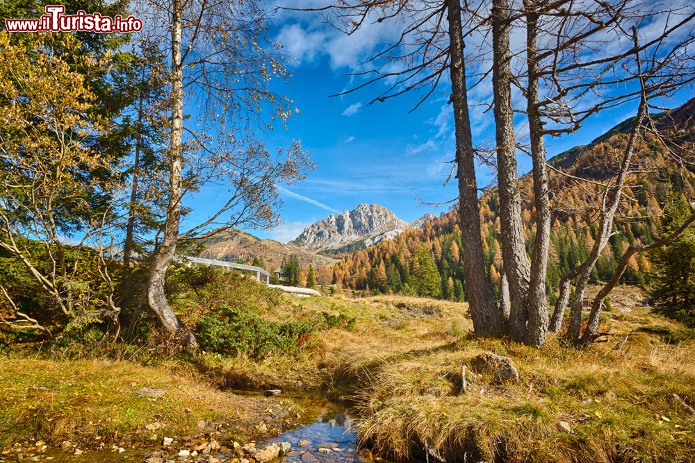 Immagine Panorama del Gartnerkofel nell'area di Hermagor durante l'autunno (Austria). Questo monte delle Alpi Carniche a due cime si trova circa 8 km a sud ovest di Hermagor-Pressegger See.