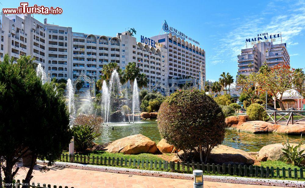 Immagine Panorama del giardino di Marina d'Or a Oropesa del Mar, Spagna. Sullo sfondo l'omonimo resort di Orpesa, nome valenciano di questa bella località balneare - © Alex Tihonovs / Shutterstock.com