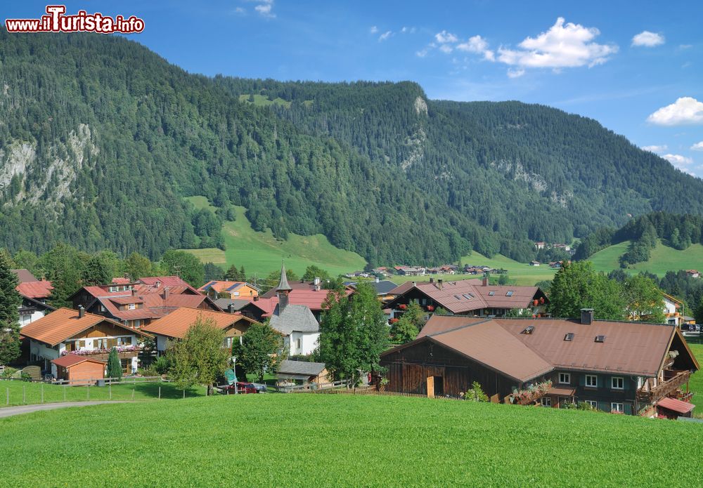 Immagine Panorama del grazioso villaggio di Kornau nei pressi di Oberstdorf, Baviera, Germania.
