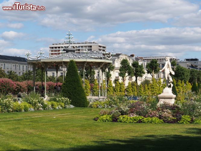 Immagine Panorama del Jardin du Mail ad Angers, Francia. Il nome di questo giardino deriva dal vecchio gioco di posta che risale al XVII° secolo - © 150784013 / Shutterstock.com