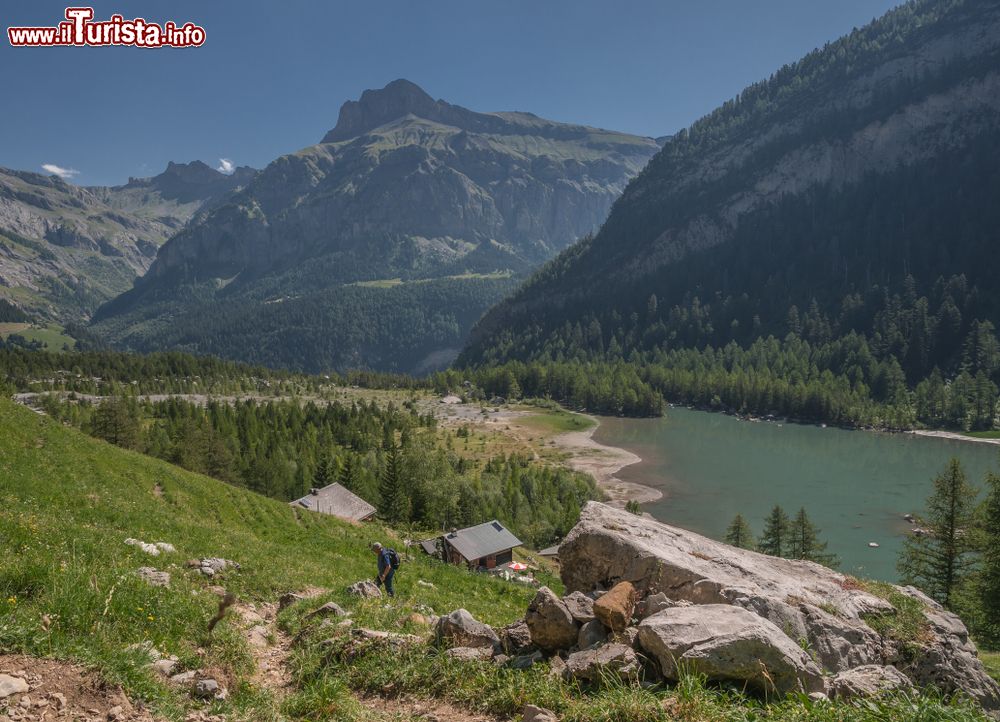Immagine Panorama del Lac de Derborence visto dall'itinerario Tour of the Muvernas a Ovronnaz, Svizzera.