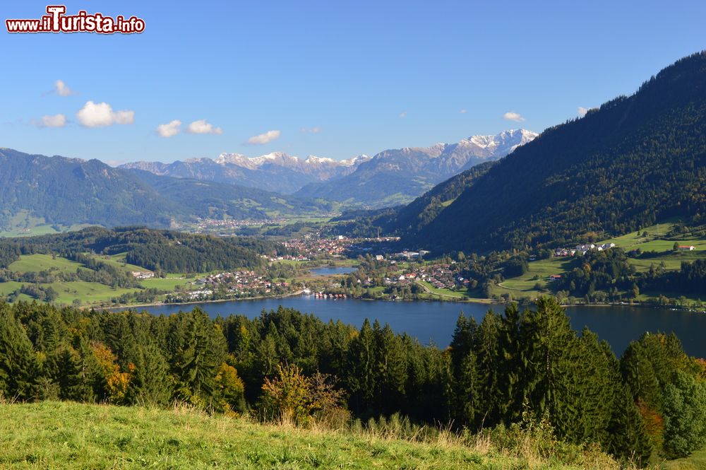 Immagine Panorama del lago Alpsee circondato dalle montagne di Oberstdorf, Algovia (Germania).